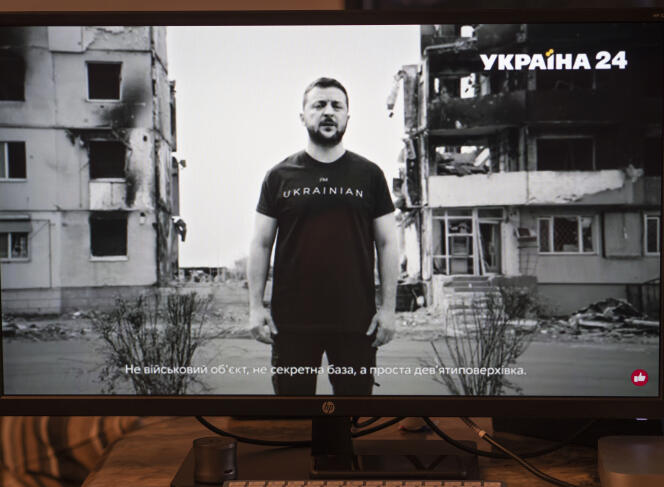 Capture d’écran du discours de Volodymyr Zelensky, devant des immeubles détruits par l’armée russe à Borodianka (Ukraine), le 8 mai 2022.