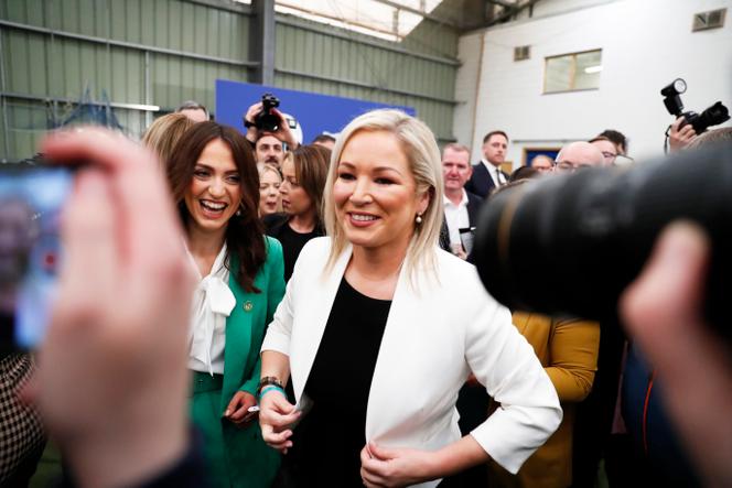 La vice-présidente du Sinn Fein, Michelle O’Neill, fête la victoire du parti, à Magherafelt (Irlande du Nord), le 6  mai. 