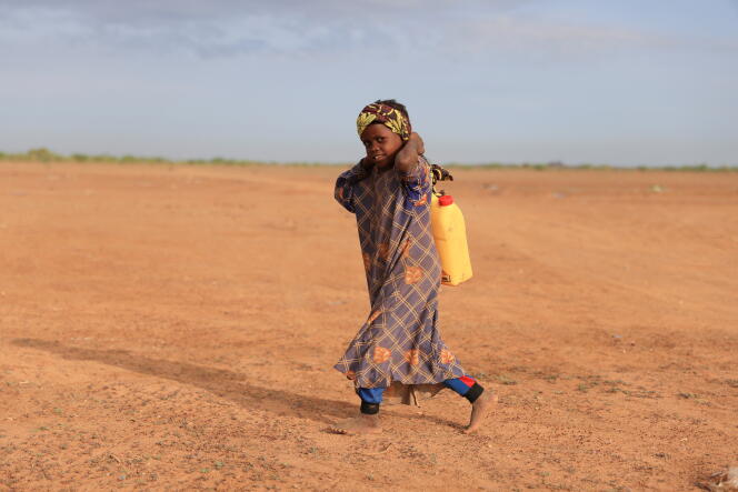 Une fillette transporte un jerrican d’eau dans le camp de déplacés de Higlo, en Ethiopie, le 27 avril 2022.