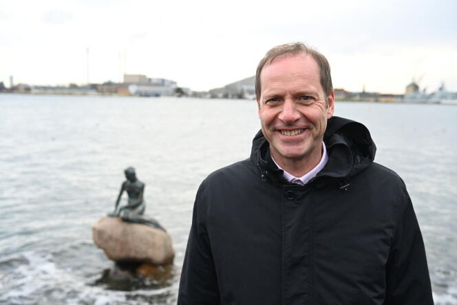 Le directeur du Tour de France, Christian Prudhomme, pose devant la statue de la Petite Sirène, le 20 janvier 2022 à Copenhague