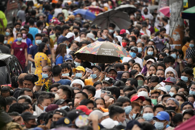 Voters are waiting to cast their ballots in Manila on May 9, 2022. 