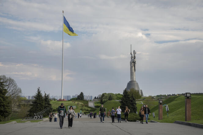 Des familles en promenade au musée de l’histoire de l'Ukraine dans la seconde guerre mondiale, à Kiev, le 8 mai 2022.