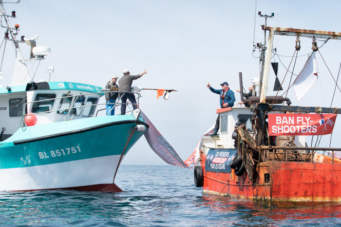 Des pêcheurs du Royaume-Uni et de France, soutenus par les ONG Greenpeace, Bloom et Pleine Mer, s’unissent derrière un appel commun pour que les gouvernements protègent correctement les océans. Cette manifestation a lieu dans l’aire marine protégée du banc de sable de Bassurelle, à la limite des eaux britanniques et françaises, dans la Manche, le 9 mai.