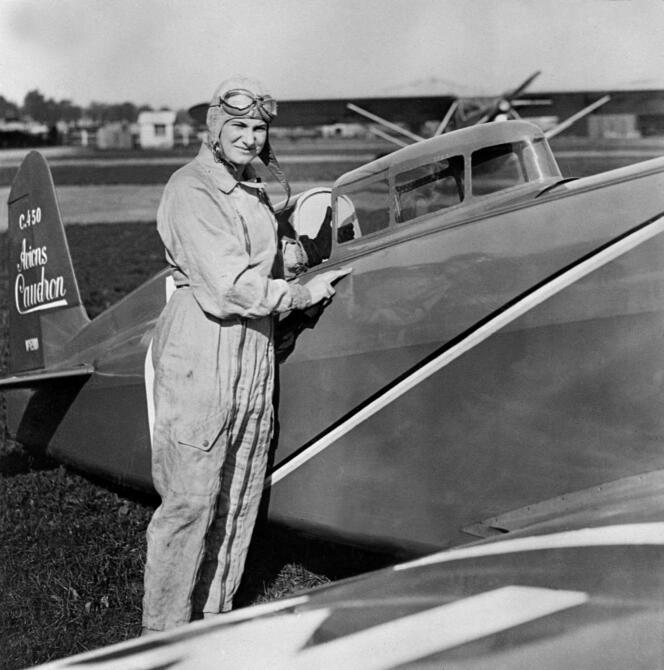 L’aviatrice Hélène Boucher devant son Caudron C.450 dans les années 1930.