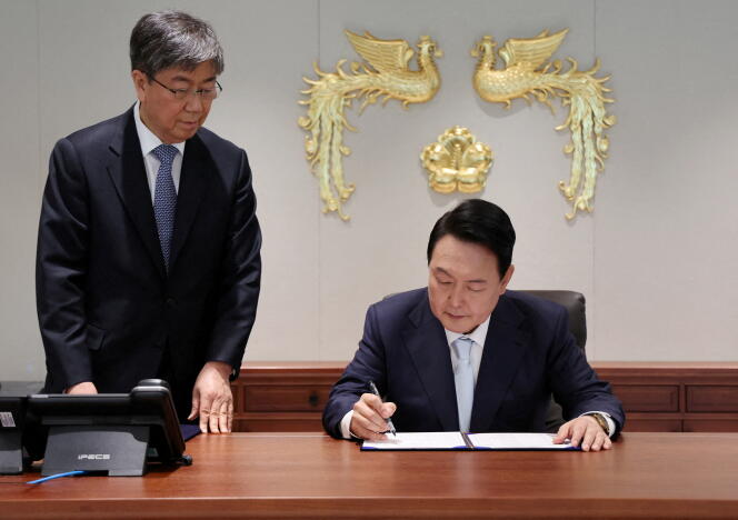 Yoon Seok-youl, le nouveau président de la Corée du Sud, à son bureau, le 10 mai 2022, à Séoul. 