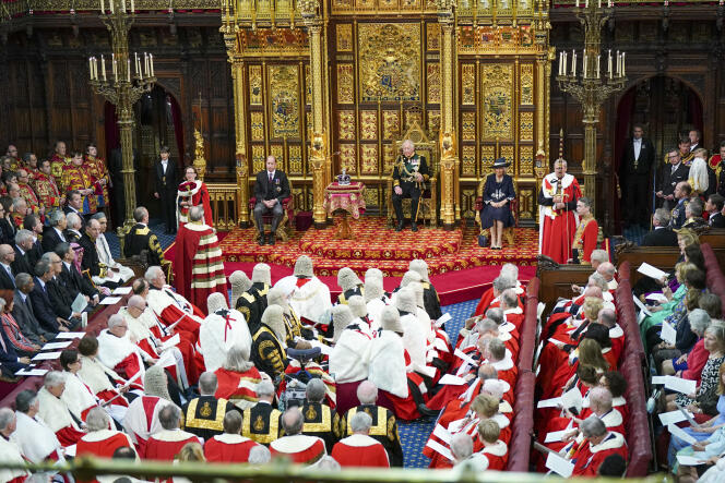 In uniform, versierd met versieringen, las prins Charles namens de koningin de toespraak waarin het regeringsprogramma werd geschetst bij de opening van het parlement op 10 mei 2022.
