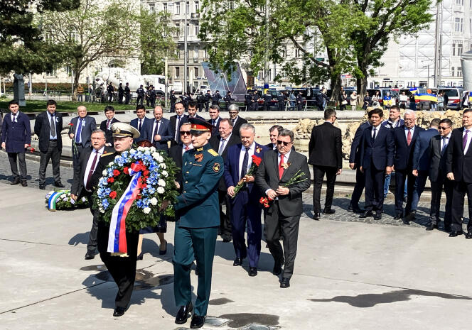 Dmitri Ljubinski, ambassadeur de Russie en Autriche, dépose une gerbe devant le Mémorial de l’Armée rouge, à Vienne, le 9 mai 2022.