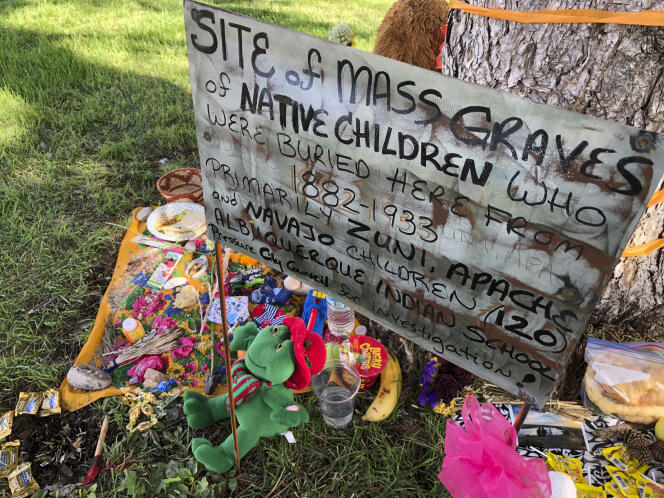 Un mémorial de fortune pour les dizaines d’enfants amérindiens morts il y a plus d’un siècle dans un pensionnat autrefois situé à proximité, dans un parc public d’Albuquerque, au Nouveau Mexique, le 1er juillet 2021. 