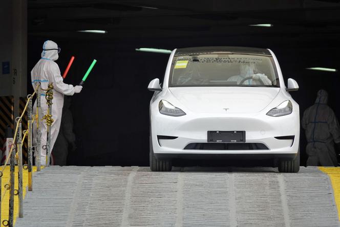 Un vehículo Tesla se descarga de un buque de transporte en el puerto de Yantai (China), el 25 de abril de 2022.