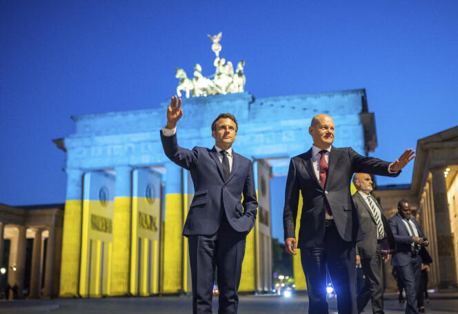 Le chancelier allemand Olaf Scholz, à droite, et le président français Emmanuel Macron se tiennent devant la Porte de Brandebourg après une réunion à Berlin, lundi 9 mai 2022. 