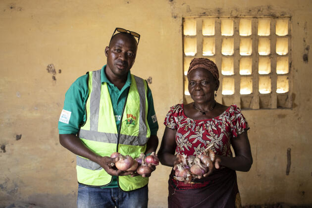 Ousmane Sawadogo, agent of Anader, and Akoua Ouattara, president of the women onion producers collective, in Kopkingue, Côte d'Ivoire, on May 6, 2022. 