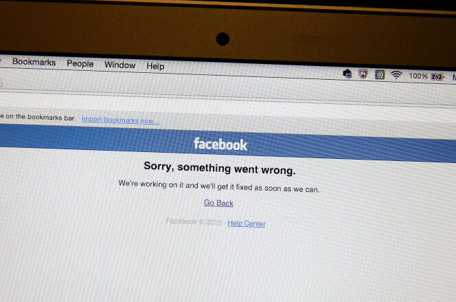 Un message d’erreur apparaît sur la page d’accueil de Facebook sur l’écran d’un ordinateur portable, à Newark (New Jersey), en 2015.