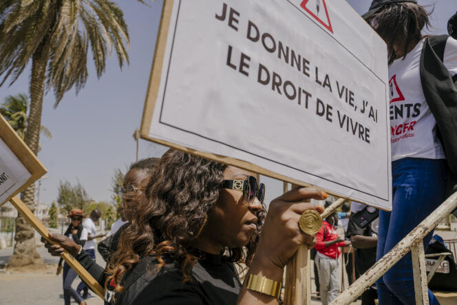 Des manifestants demandent justice pour Astou Sokhna, place de la Nation, à Dakar, le 23 avril 2022.