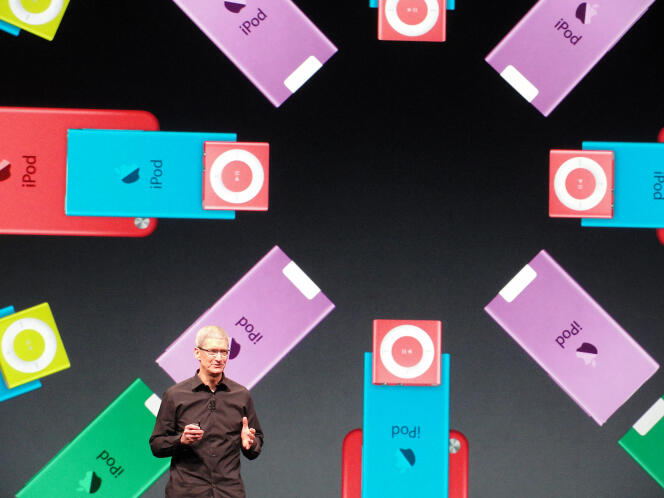 Le PDG d’Apple, Tim Cook, présente le nouvel iPod Nano, à San Francisco (Californie), en 2012. 