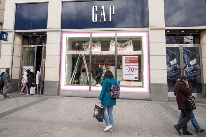 L’enseigne américaine de vêtements GAP, sur l’avenue des Champs-Elysées, le jour de sa fermeture, le 25 janvier 2020. 