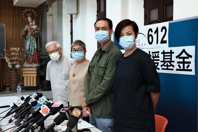 De gauche à droite, le cardinal Joseph Zen, archevêque retraité de Hongkong, l’avocate Margaret Ng, le professeur Hui Po-keung et la chanteuse Denise Ho assistent à une conférence de presse pour annoncer la fermeture du fonds 612 Humanitarian Relief Fund, à Hongkong, le 18 août 2021.
