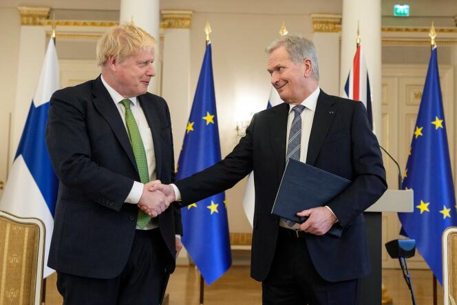 British Prime Minister Boris Johnson and Finnish President Saul Ninisto at the Presidential Palace in Helsinki on May 11, 2022. 
