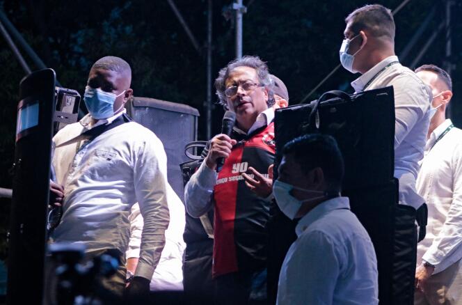 Des gardes protègent avec des boucliers le candidat à l’élection présidentielle colombienne, Gustavo Petro (au centre), lors d’un rassemblement à Cucuta, en Colombie, le 5 mai 2022.