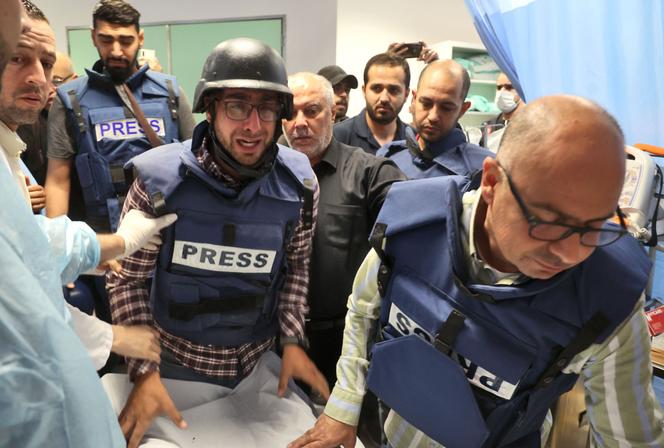 El cuerpo de la periodista Shireen Abu Akleh es llevado al hospital en Jenin el 11 de mayo de 2022. 