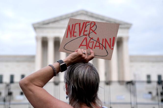 Une manifestante tient une pancarte défendant le droit à l’avortement, le 11 mai 2022, devant la Cour suprême des Etats-Unis, à Washington DC.