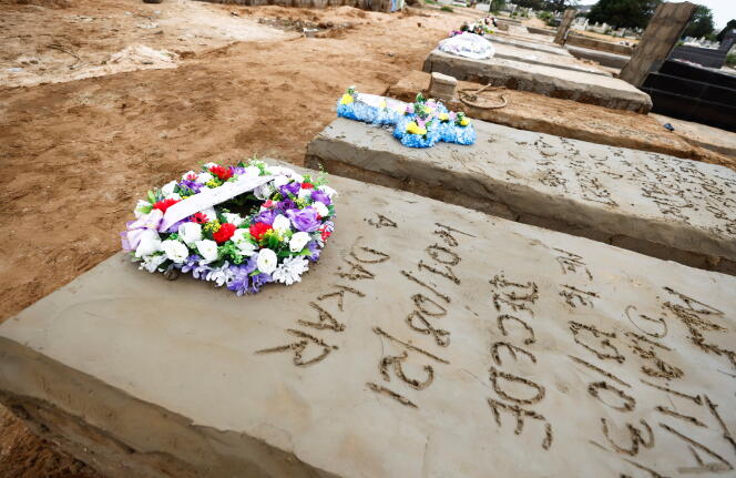 La tombe d'un homme mort duCovid-19aucimetièreSaint-LazaredeDakar、le 4August2021。