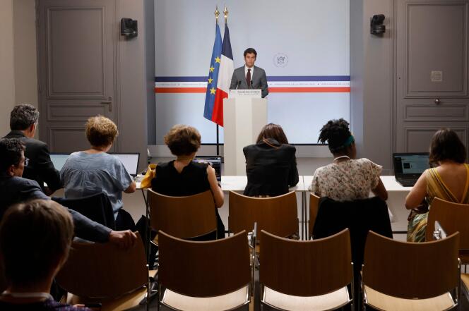 Gabriel Attal durante el último consejo de ministros del primer mandato de Emmanuel Macron, el 11 de mayo de 2022 en el Elíseo. 