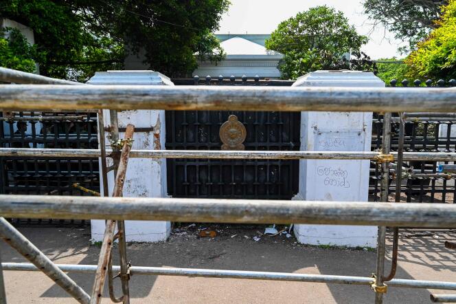 Des barrières temporaires sont mises en place pour empêcher les manifestants de se rapprocher de la résidence officielle de l’ex-premier ministre sri-lankais, Mahinda Rajapaksa, à Colombo le 11 mai 2022.