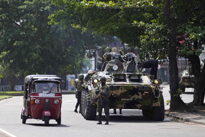 Des soldats de l’armée sri-lankaise patrouillent pendant le couvre-feu à Colombo, au Sri Lanka, le 11 mai 2022.