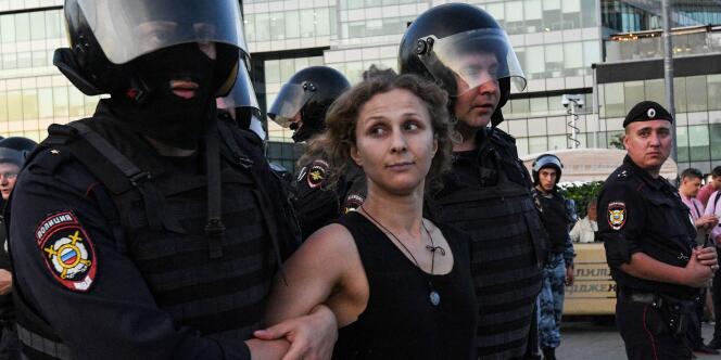 Maria Alekhina est interpellée par des policiers, le 27 juillet 2019, lors d’un rassemblement non autorisé exigeant que les candidats d’opposition puissent se présenter aux élections locales de septembre.