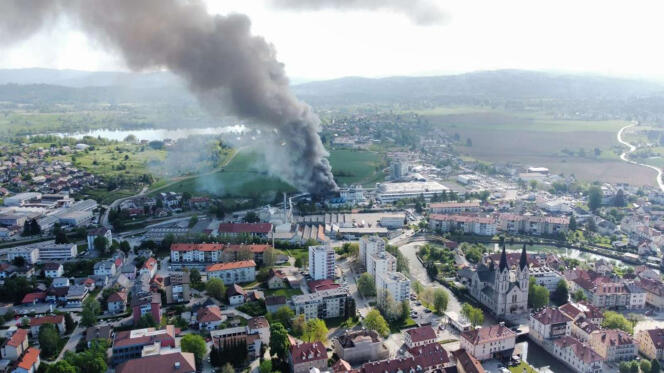 Des colonnes de fumée noire s’échappant de l’usine du groupe Melamin, le 12 mai à Kocevje.