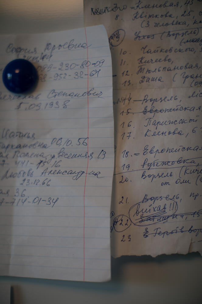 Au domicile de Konstantin Gudauskas, 39ans, originaire de Kazakstan, il a pu, pendant l'occupation russe, sauver des centaines personnes, en traversant les lignes russes grâce à son passeport. Durant les heures de conduites entre les deux fronts, il a entendu, enregistré des témoignages des victimes de viols par les soldats russes et dressé la liste des personnes qu’il a secourues.