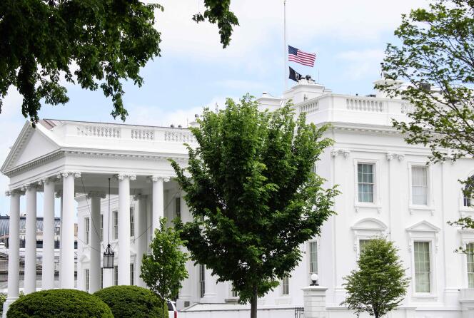 Le drapeau américain en berne, à la Maison Blanche, le 12 mai 2022.