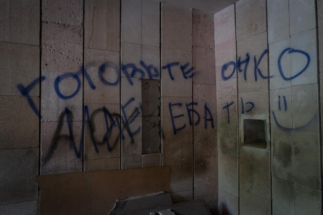 Dans l'un des bâtiments occupés par les Russes, un tag indique : « Préparez-vous, on vient pour vous baiser. » Dans le nord-est de Kiev, le 2 mai 2022.