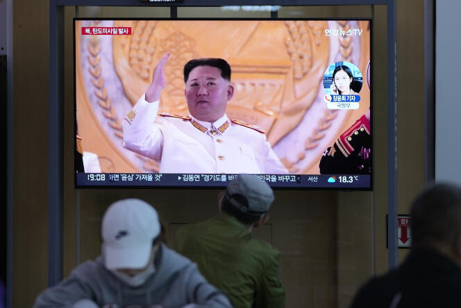 Des personnes regardent à la télévision le leader nord-coréen Kim Jong-un annoncer des tirs de missile, le 12 mai 2022.