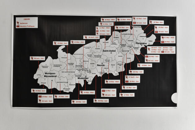 Dans le local de campagne de Floran Vadillo, une carte de la première circonscription de la Dordogne avec le programme des réunions publiques et barbecues organisés par le candidat et son équipe. A Périgueux, le 9 mai 2022.