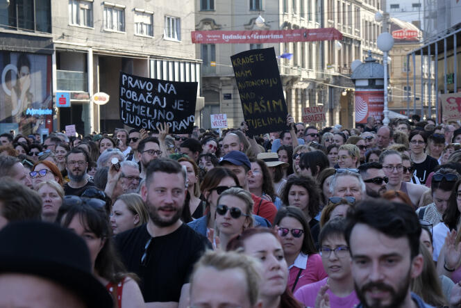 Des Croates lors de la manifestation du jeudi 12 mai, à Zagreb, en faveur du droit à la santé des femmes.