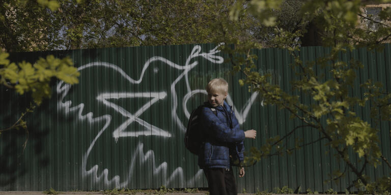 May 11th 2022. Kaluga, Russia.11 mai 2022. Kalouga, Russie. Dans une rue du centre-ville de Kalouga, un graffiti Z pro-guerre a été transformé en une colombe appelant à la paix.