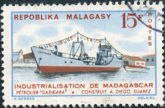 Timbre de Madagascar qui évoque l’industrialisation du pays, avec un pétrolier construit à Diego-Suarez.