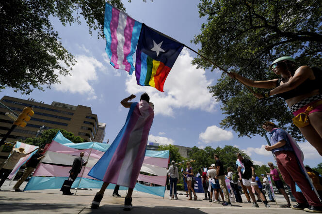 Des personnes manifestent contre une directive du gouverneur du Texas qui permet d’ouvrir une enquête sur les parents d’enfants transgenres, devant le capitole de l’Etat, à Austin, le 20 mai 2021.