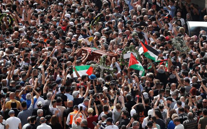 Le cercueil de Shireen Abu Akleh porté par la foule devant l’hôpital Saint-Joseph, à Jérusalem-Est, le 13 mai 2022.