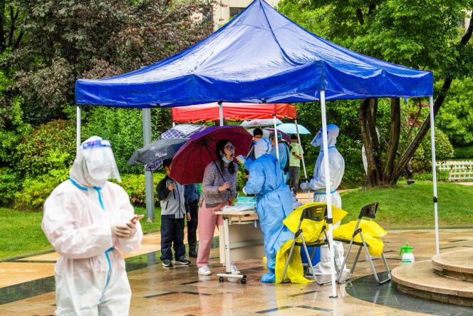 Une tente de test de dépistage du coronavirus dans le quartier de Pudong, à Shanghaï, le 13 mai 2022.