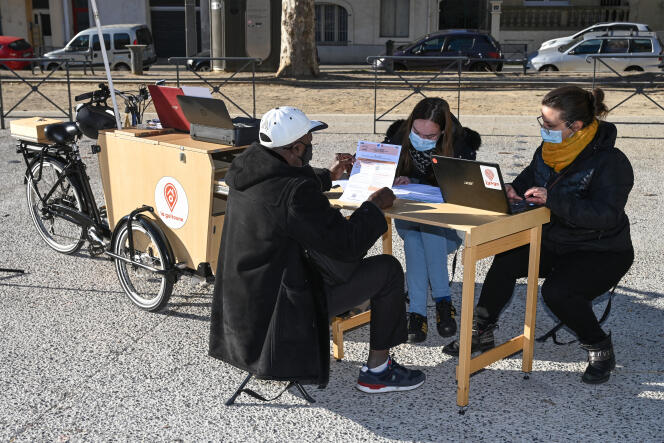 Des travailleurs sociaux aident des habitant d’un quartier de Béziers (Hérault) à résoudre leurs problèmes administratifs, le 8 février 2022.