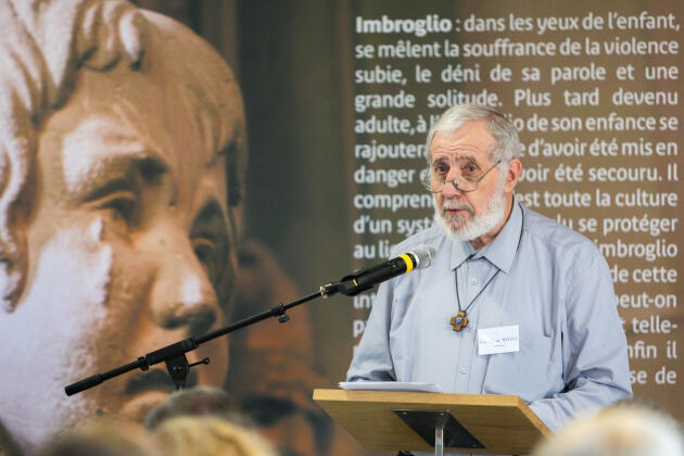 Le frère Claude Marsaud lit l’acte de reconnaissance par la congrégation des Frères de Saint-Gabriel des victimes d’actes sexuels commis par les frères de cette communauté en France de 1950 à 2020, à Saint-Laurent-sur-Sèvre (Vendée), le 12 mai 2022.