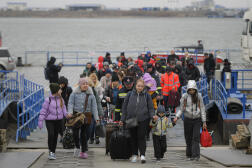 Des Ukrainiens fuyant la guerre traversent la frontière avec la Roumanie, par bateau, le 25 mars 2022.