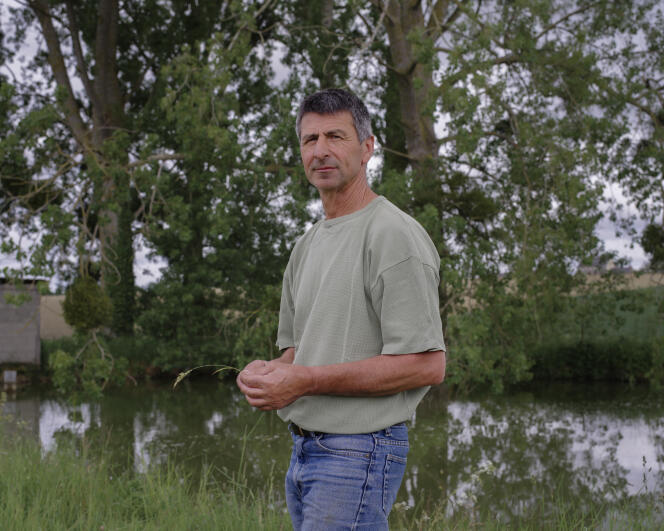 Thierry Chaillou, exploitant agricole à Brissac-Loire-Aubance, devant de sa réserve d’eau, le 12 mai 2022.