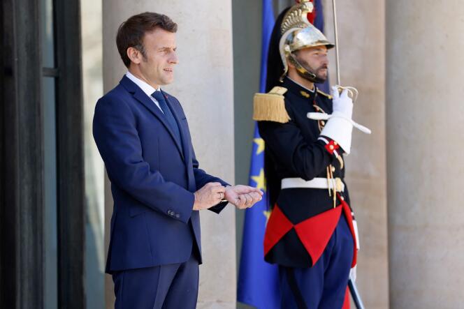Emmanuel Macron sur le perron du palais de l’Elysée, le 13 mai 2022.