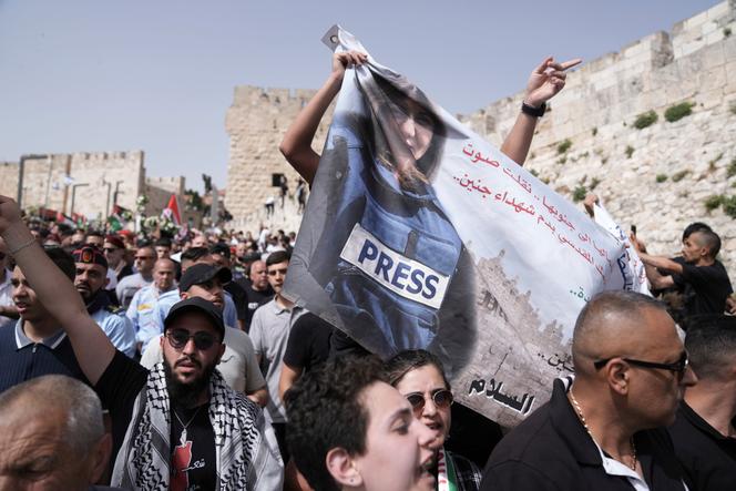 Cortège funèbre de Shireen Abu Akleh, la journaliste d’Al-Jazira, tuée à Jénine le 11 mai 2022, dans la Vieille Ville de Jérusalem, le 12 mai 2022.