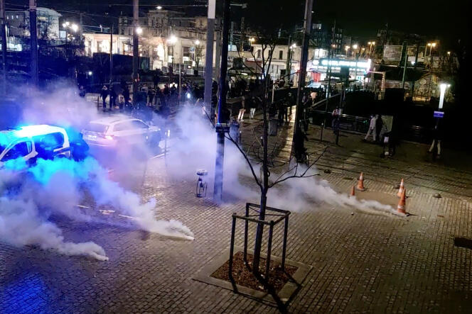 A Saint-Denis, sur la place Georges-Arnold devenue déserte, les panaches de gaz se rabattent sur les forces de l’ordre, le 6 février 2022.