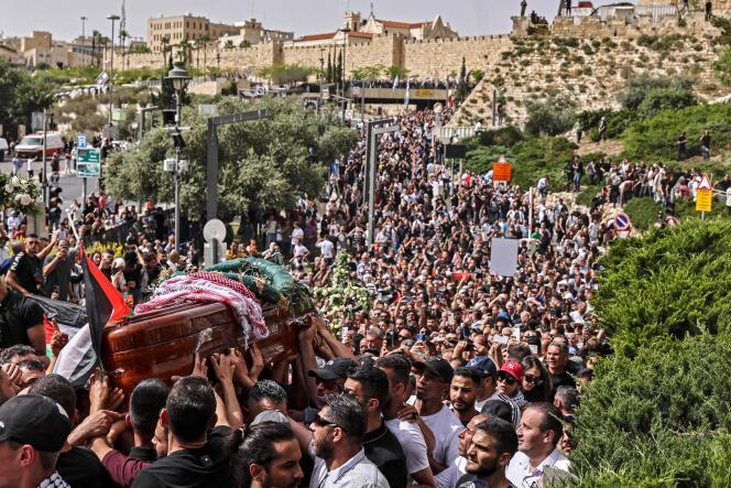Lors des funérailles de la journaliste Shireen Abu Aklel, à Jérusalem, le 13 mai 2022.