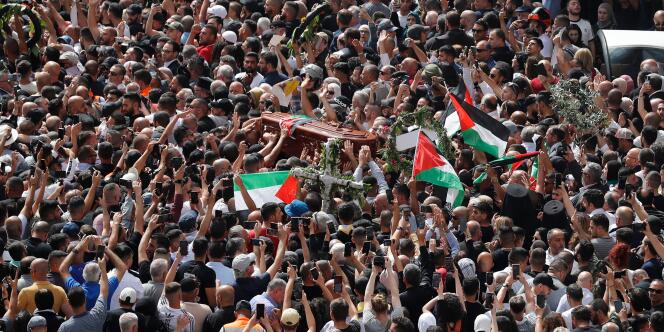 Le cercueil de Shireen Abu Akleh est porté par la foule devant l’hôpital Saint-Joseph, à Jérusalem-Est, vendredi 13 mai 2022.
